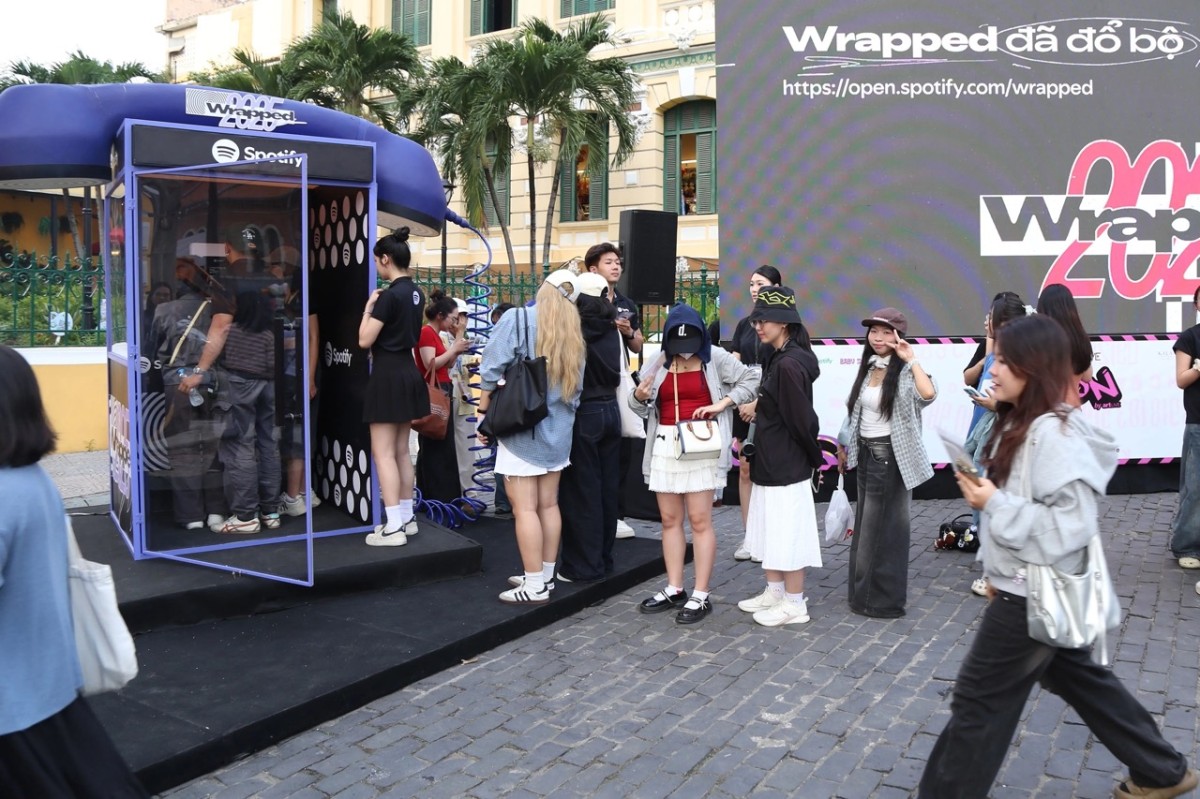 “Cho chị ly nước cam” – Happiness Saigon đưa văn hoá mạng Việt Nam ra đời thực qua “Spotify Wrapped 2025”