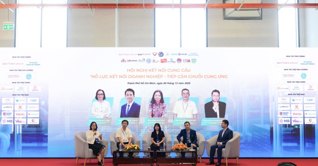1. C&aacute;c diễn giả trong v&agrave; ngo&agrave;i nước tham gia phi&ecirc;n thảo luận tại Hội nghị Kết nối cung - cầu với chủ đề &ldquo;Nỗ lực kết nối doanh nghiệp - tiếp cận chuỗi cung ứng&rdquo; 