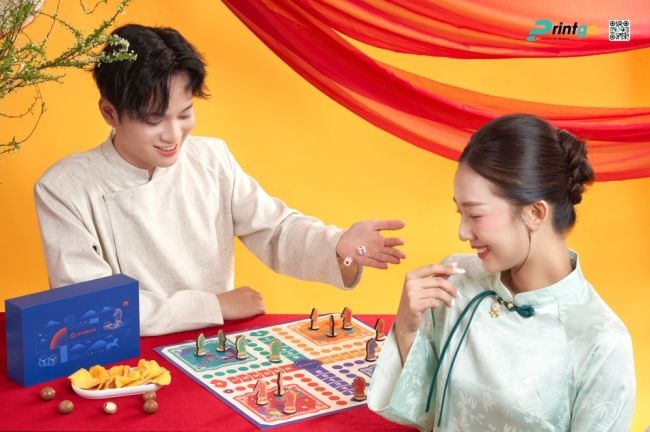 Những tr&agrave;ng cười đ&ugrave;a rộn r&agrave;ng trong kh&ocirc;ng kh&iacute; sum vầy ng&agrave;y Tết.