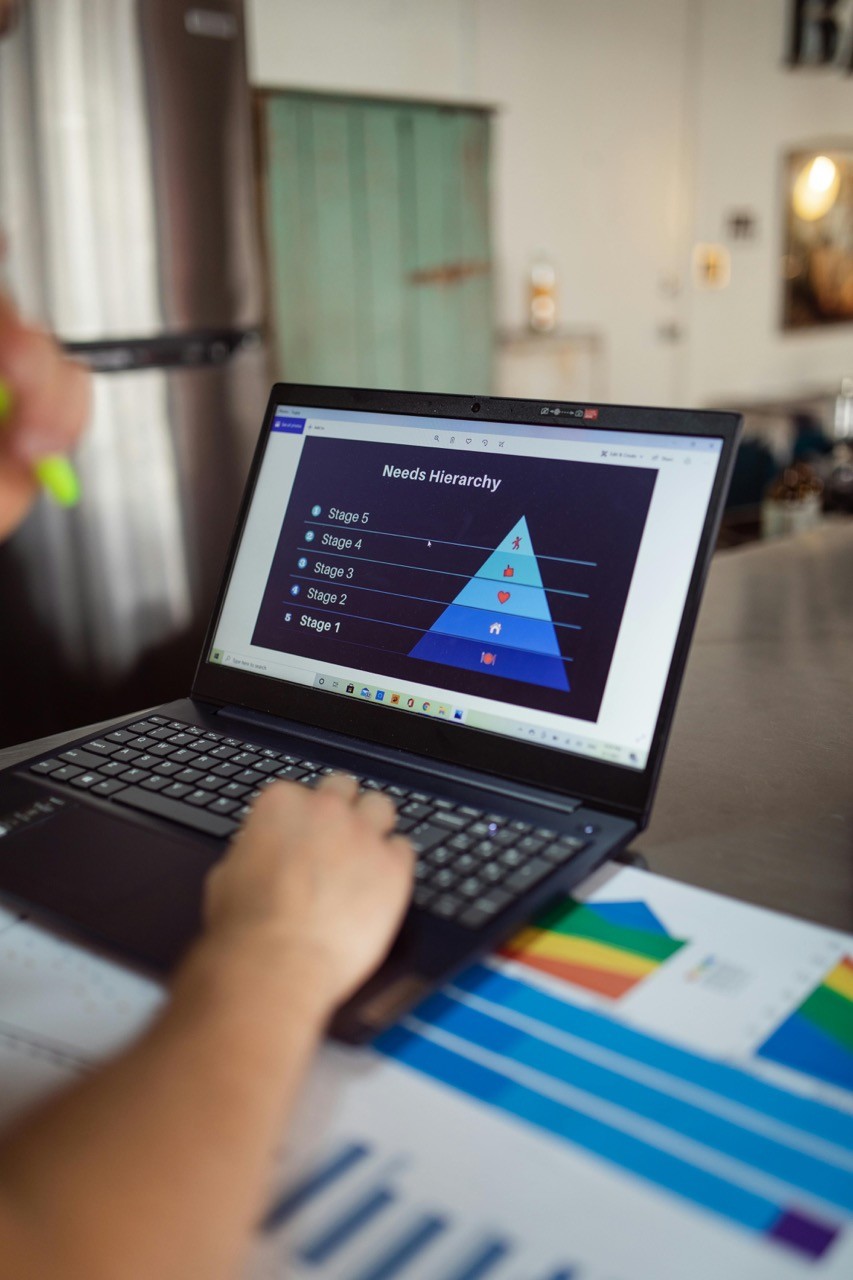 Liệu tháp Maslow có đang đảo chiều?