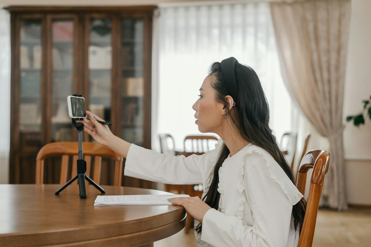 Creator ngày nay không chỉ là những khuôn mặt được thuê để đọc kịch bản. Họ là đạo diễn sáng tạo, producer, editor, chiến lược gia và quản lý cộng đồng