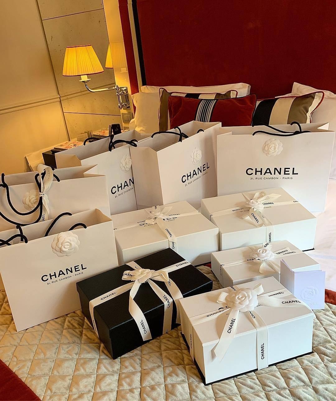 Fashion Branding: Một bộ packaging đầy đủ gồm có những gì?