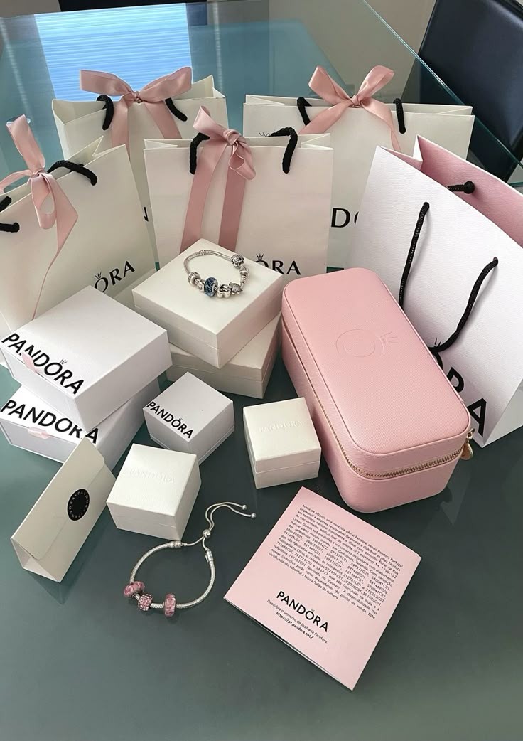 Fashion Branding: Một bộ packaging đầy đủ gồm có những gì?