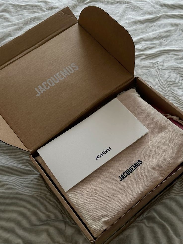 Fashion Branding: Một bộ packaging đầy đủ gồm có những gì?