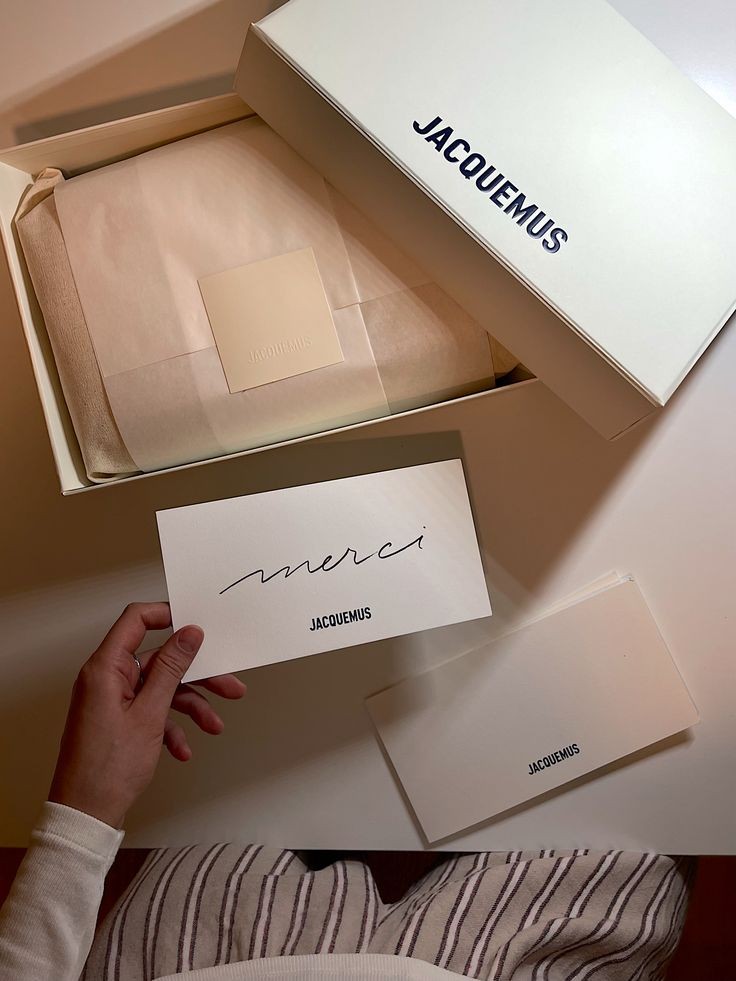 Fashion Branding: Một bộ packaging đầy đủ gồm có những gì?