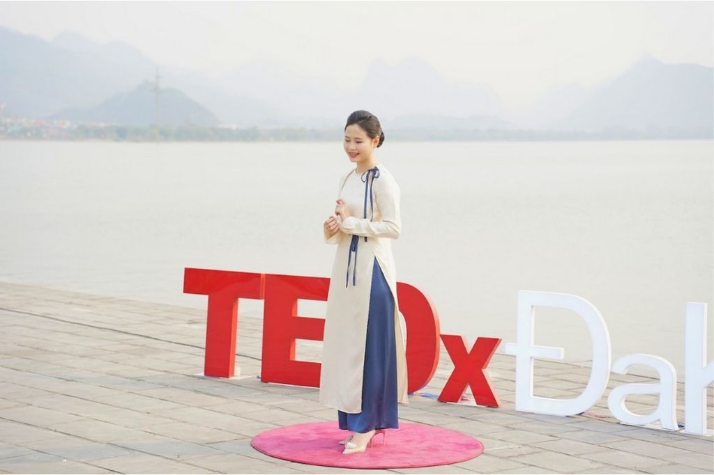 Bước đầu tiên để tự tin: Tại sao bộ não bạn lại trắng xóa ngay khi bắt đầu bài nói?