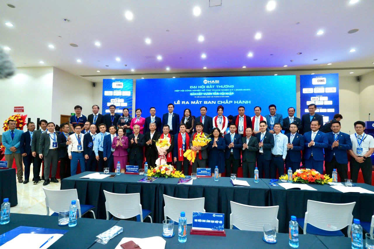 Ban Chấp h&agrave;nh, Ban Kiểm tra HASI nhiệm kỳ I ra mắt, nhận hoa ch&uacute;c mừng từ &ocirc;ng H&agrave; Văn &Uacute;t, Th&agrave;nh ủy vi&ecirc;n, Ph&oacute; Gi&aacute;m đốc Sở C&ocirc;ng Thương TP.HCM v&agrave; b&agrave; Nguyễn Trần Nhật Phượng - Th&agrave;nh ủy vi&ecirc;n, Ph&oacute; Chủ tịch HĐND TP.HCM.
