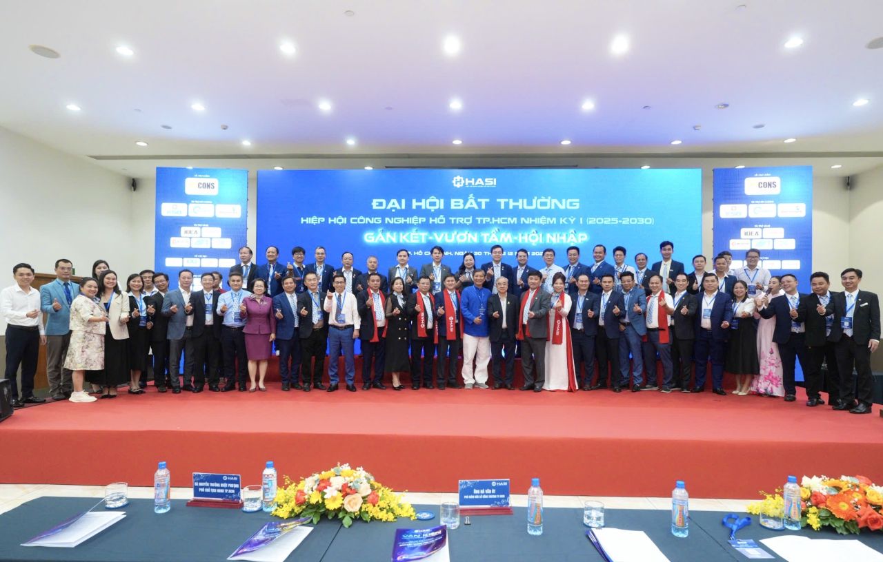 Ban Chấp h&agrave;nh, Ban Kiểm tra HASI nhiệm kỳ I (2025 - 2030) c&ugrave;ng chụp ảnh lưu niệm với qu&yacute; vị đại biểu, qu&yacute; vị kh&aacute;ch qu&yacute; đến tham dự Đại hội.