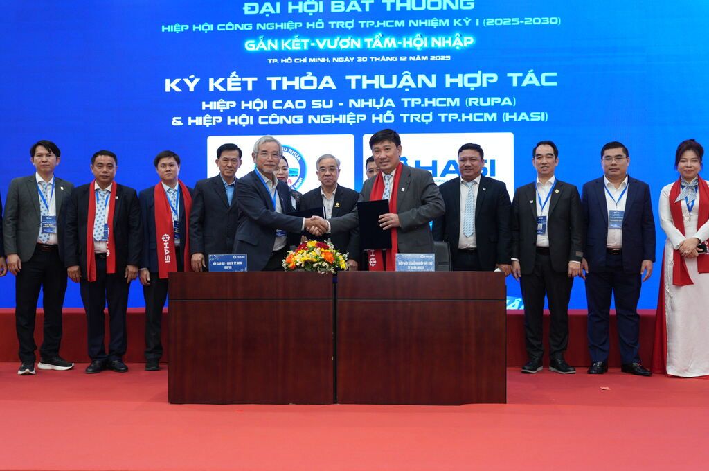 Tại Đại hội, thay mặt Hiệp hội C&ocirc;ng nghiệp hỗ trợ TP.HCM, &ocirc;ng V&otilde; Sơn Điền (phải) đ&atilde; k&yacute; kết Thỏa thuận hợp t&aacute;c với Hiệp hội Cao su - Nhựa TP.HCM, do &ocirc;ng Nguyễn Quốc Anh, Chủ tịch Hiệp hội l&agrave;m đại diện.
