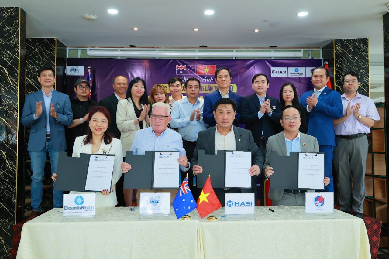 Ph&oacute; Chủ tịch Hội DNSG Nguyễn Thị B&iacute;ch Hạnh, Chủ tịch AVCC David Dean, Chủ tịch HASI V&otilde; Sơn Điền, Ph&oacute; Chủ nhiệm YBA S&agrave;i G&ograve;n, Ph&oacute; Chủ nhiệm YBA S&agrave;i G&ograve;n Trương Th&aacute;i Huy (từ tr&aacute;i sang phải) đại diện 4 đơn vị c&ugrave;ng k&yacute; kết MoU.