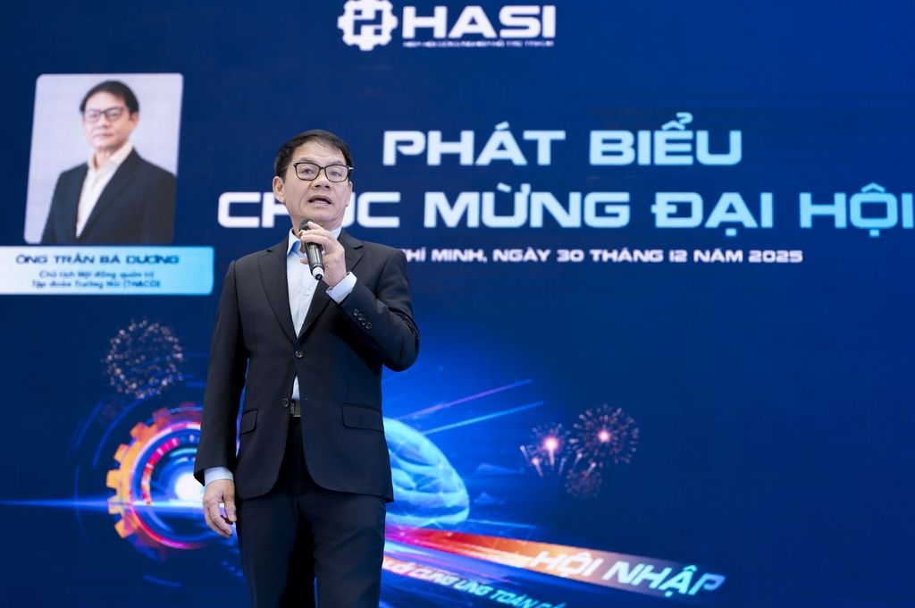&Ocirc;ng Trần B&aacute; Dương - Chủ tịch Hội đồng Quản trị C&ocirc;ng ty Cổ phần Tập đo&agrave;n Trường Hải (THACO) ph&aacute;t biểu ch&uacute;c mừng th&agrave;nh c&ocirc;ng của Đại hội HASI nhiệm kỳ I tại Gala Dinner.