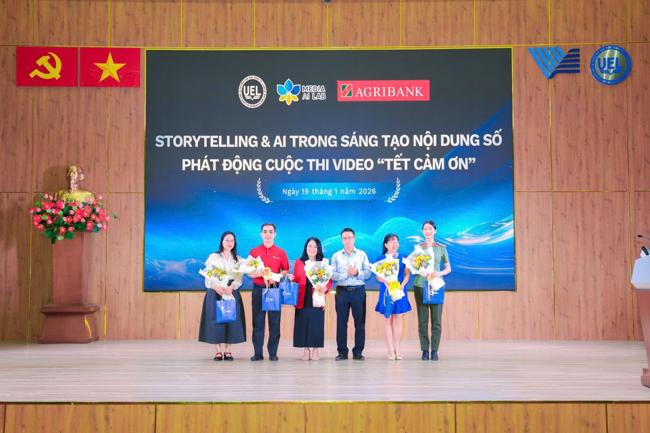Đại diện nh&agrave; trường cảm ơn c&aacute;c đại biểu.