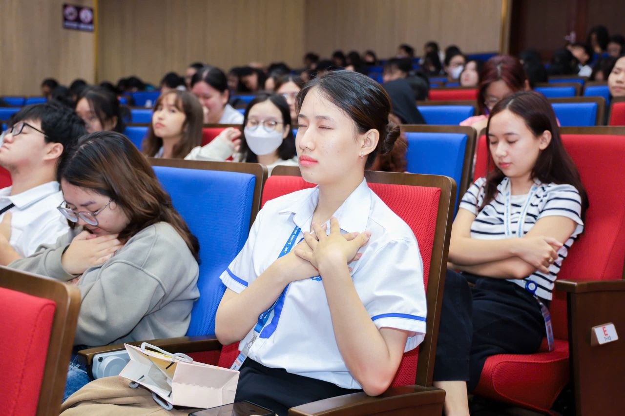 C&aacute;c sinh vi&ecirc;n đặt tay l&ecirc;n tim để lắng nghe l&ograve;ng biết ơn.