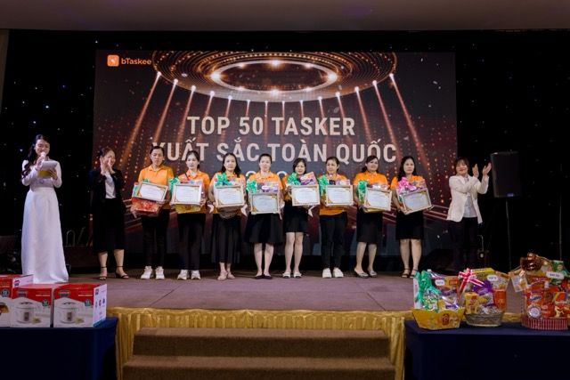 bTaskee vinh danh hàng chục ngàn chị Ong Cam trong đêm Gala cuối năm Beyond the Decade