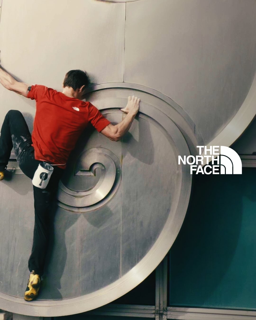 The North Face và Alex Honnold “viral” toàn cầu sau sự kiện Taipei 101