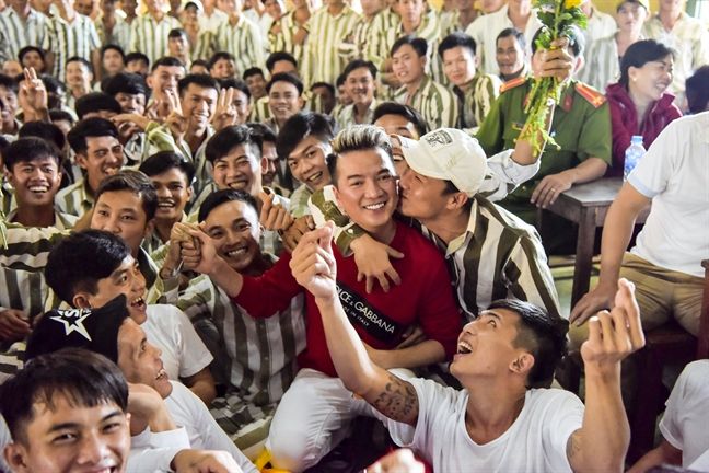Đ&agrave;m Vĩnh Hưng h&aacute;t trong trại giam dịp Tết: H&agrave;nh động nh&acirc;n văn trở th&agrave;nh t&agrave;i sản thương hiệu