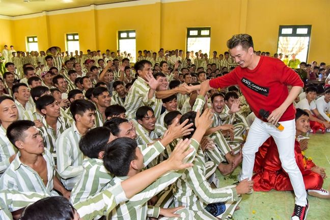 Đ&agrave;m Vĩnh Hưng h&aacute;t trong trại giam dịp Tết: H&agrave;nh động nh&acirc;n văn trở th&agrave;nh t&agrave;i sản thương hiệu
