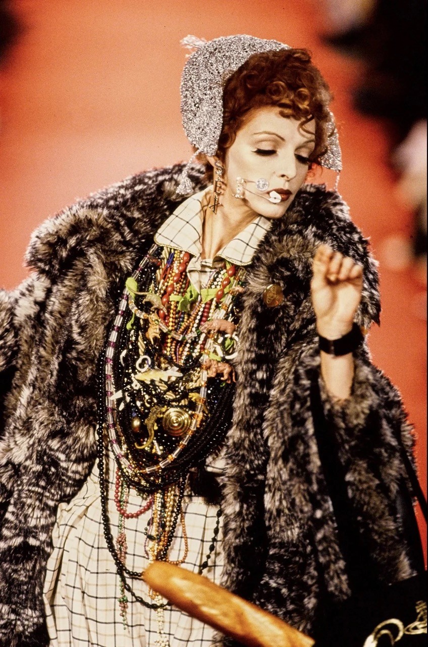 Fashion Icon #41: Vivienne Westwood – “Kẻ ngoại đạo” đã viết nên một ngôn ngữ thời trang phản hệ thống
