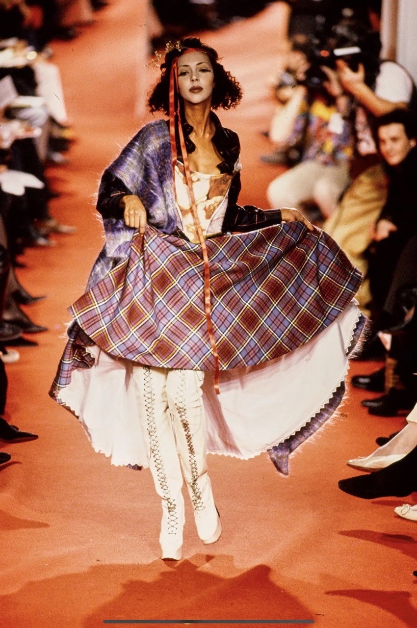 Fashion Icon #41: Vivienne Westwood – “Kẻ ngoại đạo” đã viết nên một ngôn ngữ thời trang phản hệ thống