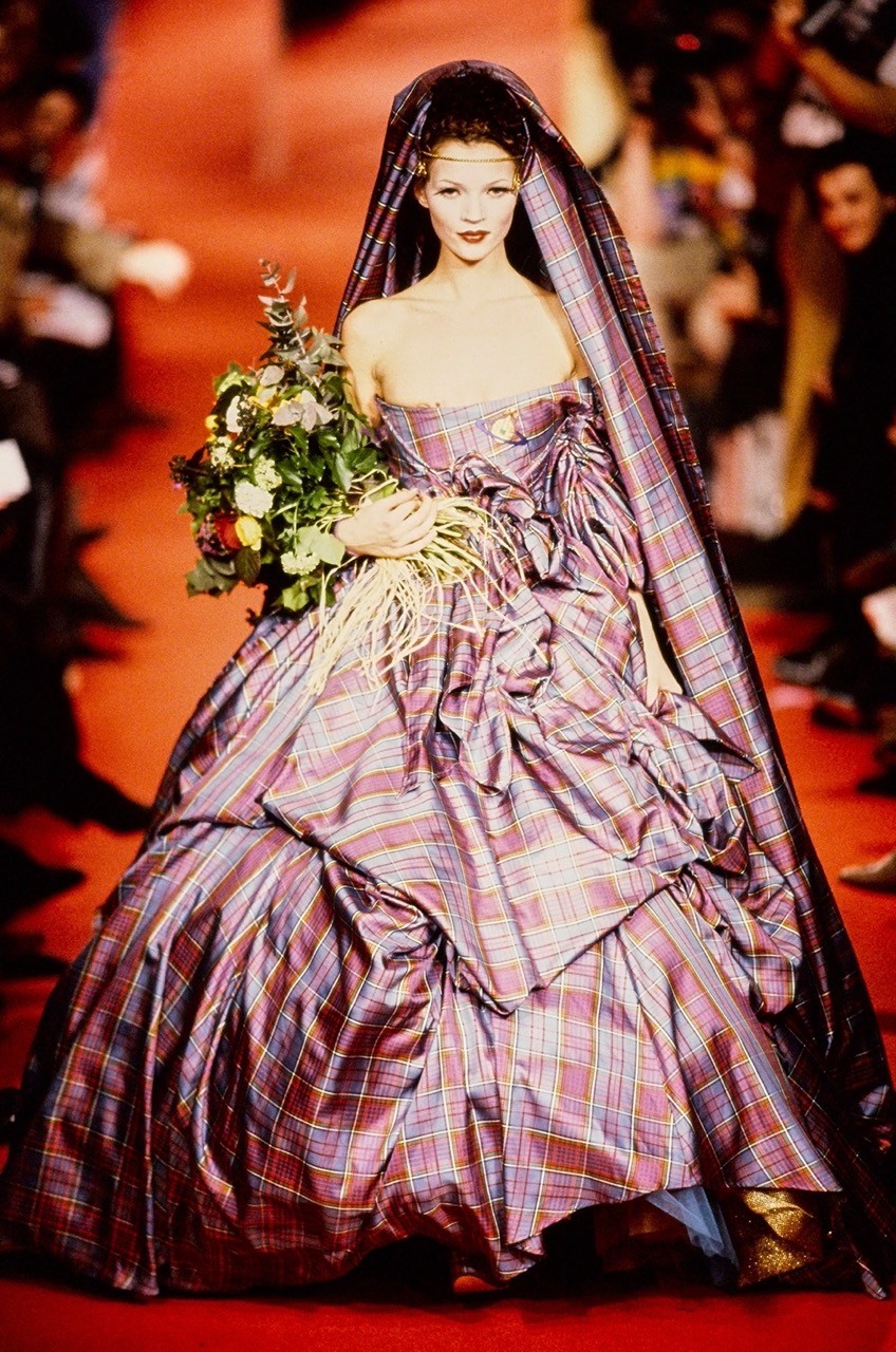 Fashion Icon #41: Vivienne Westwood – “Kẻ ngoại đạo” đã viết nên một ngôn ngữ thời trang phản hệ thống
