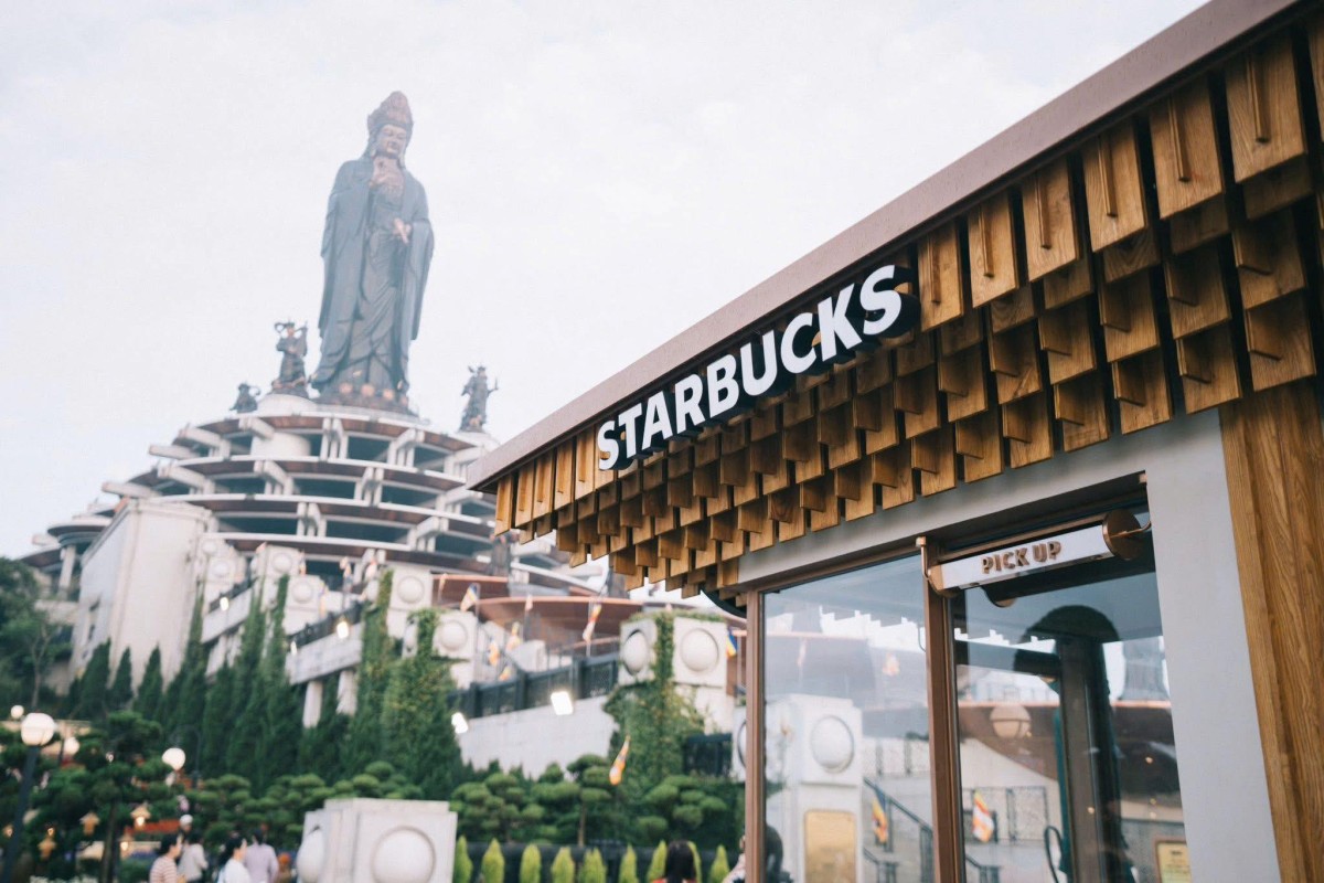 Starbucks trên những đỉnh núi: Chiến lược “cắm cờ” tại các tọa độ độc bản