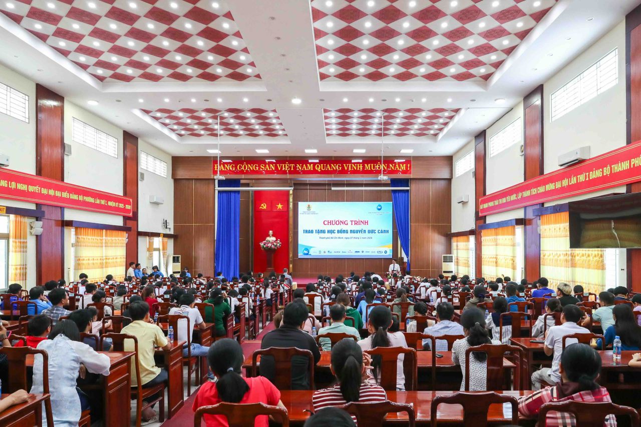 Chương trình trao học bổng Nguyễn Đức Cảnh được tổ chức trọng thể sáng ngày 7/3 tại Trung tâm Chính trị phường Lái Thiêu (TP.HCM)