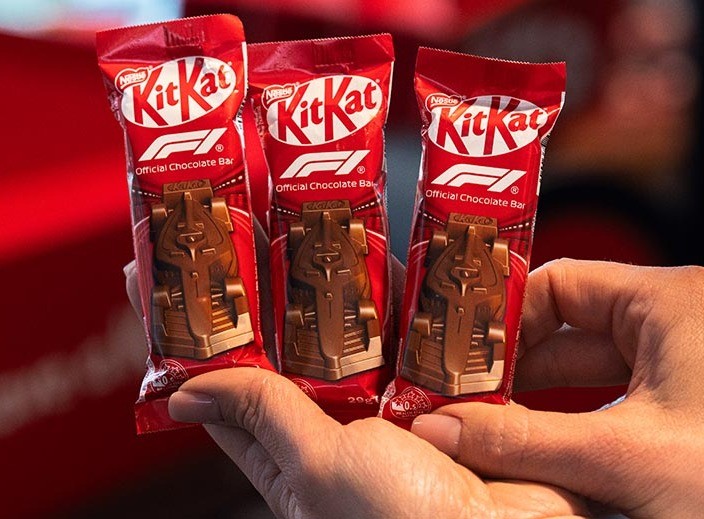 Brand Collab #7: KitKat x F1 – Cú ngoặt 300km/h vào một thanh chocolate 50 xu