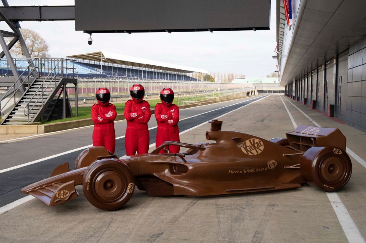 Brand Collab #7: KitKat x F1 – Cú ngoặt 300km/h vào một thanh chocolate 50 xu