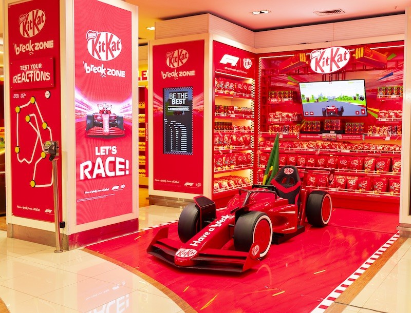 Brand Collab #7: KitKat x F1 – Cú ngoặt 300km/h vào một thanh chocolate 50 xu