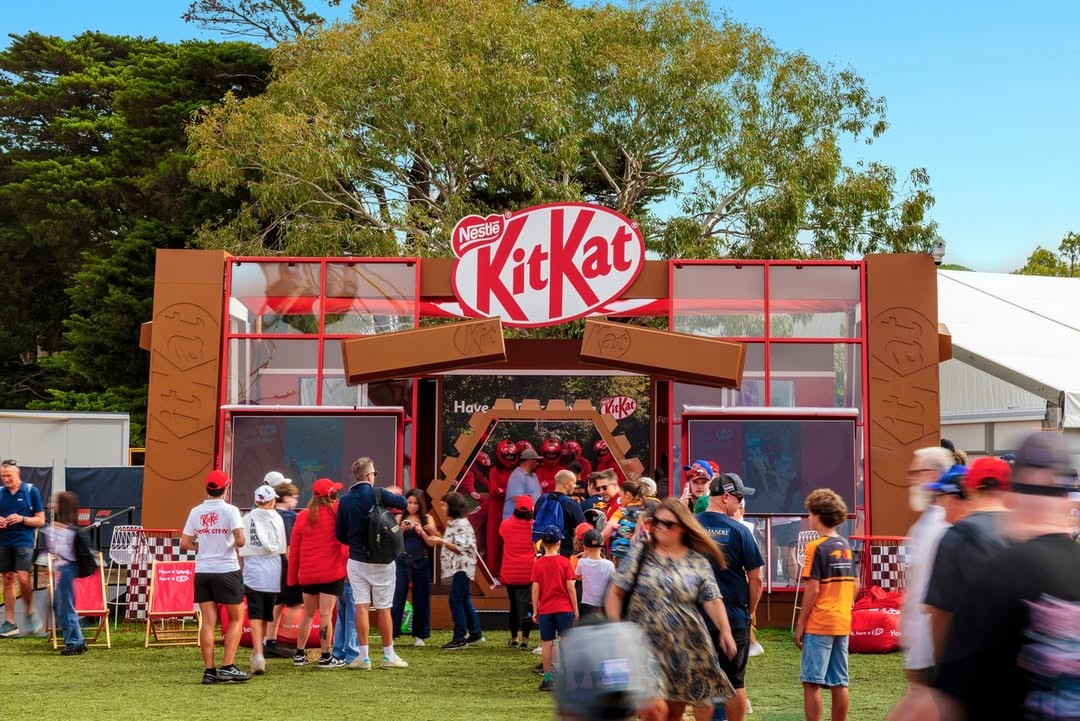 Brand Collab #7: KitKat x F1 – Cú ngoặt 300km/h vào một thanh chocolate 50 xu