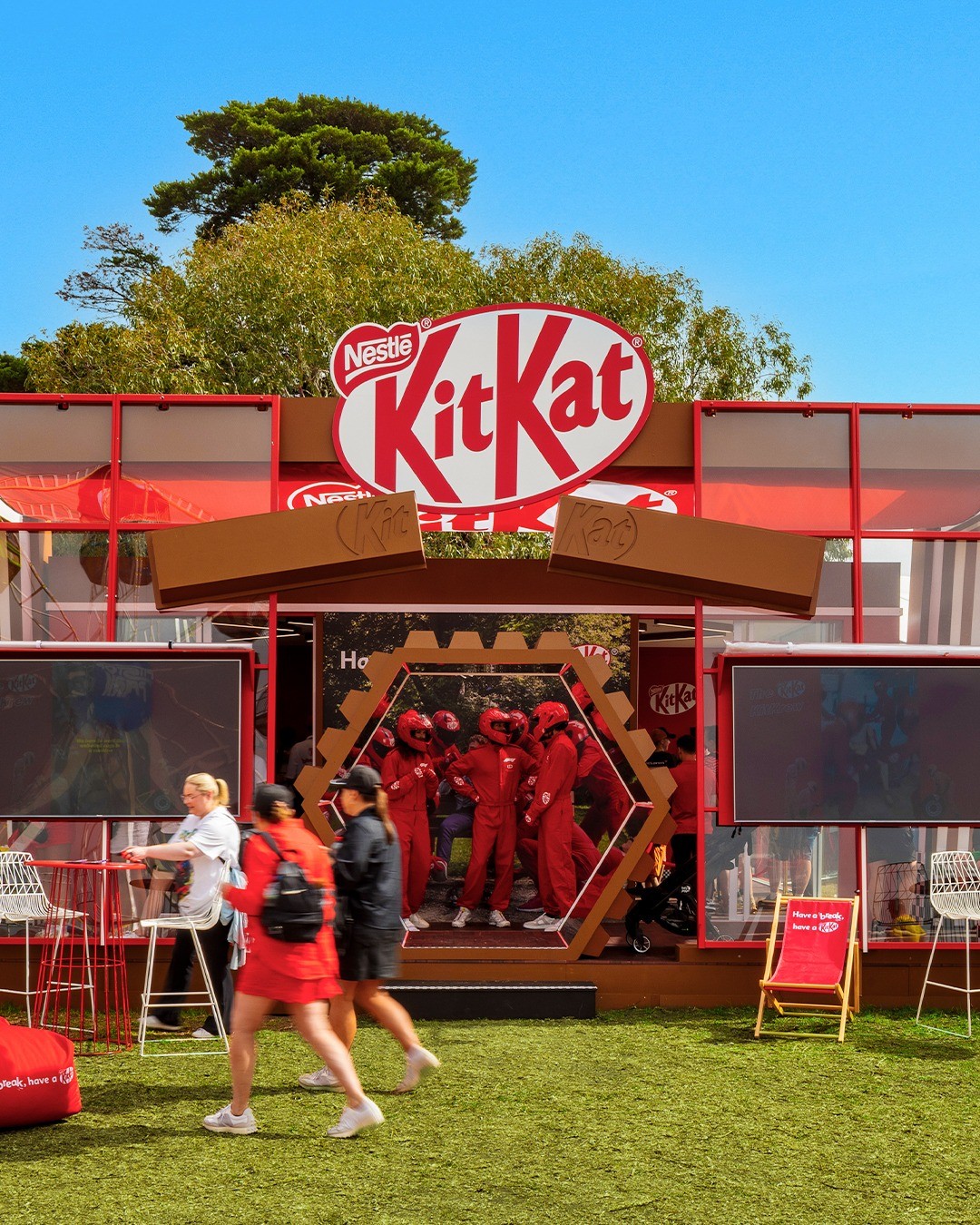 Brand Collab #7: KitKat x F1 – Cú ngoặt 300km/h vào một thanh chocolate 50 xu