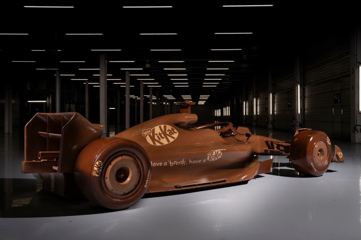 Brand Collab #7: KitKat x F1 – Cú ngoặt 300km/h vào một thanh chocolate 50 xu