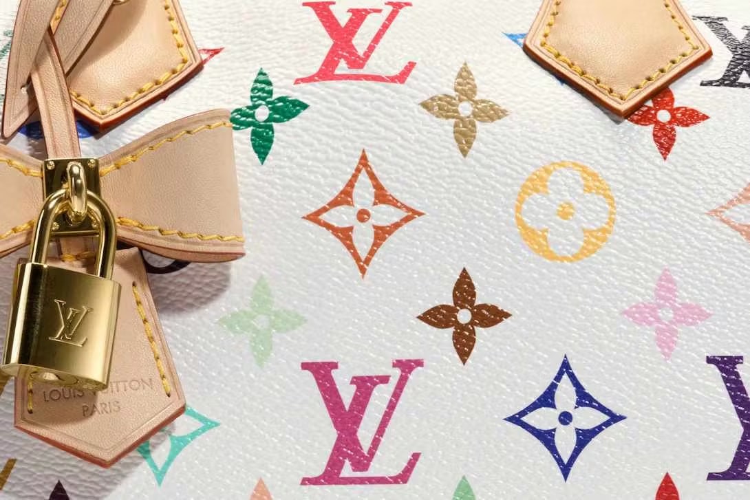 Louis Vuitton x Murakami 2025: Khi gã khổng lồ xa xỉ “vũ khí hóa” sự hoài niệm