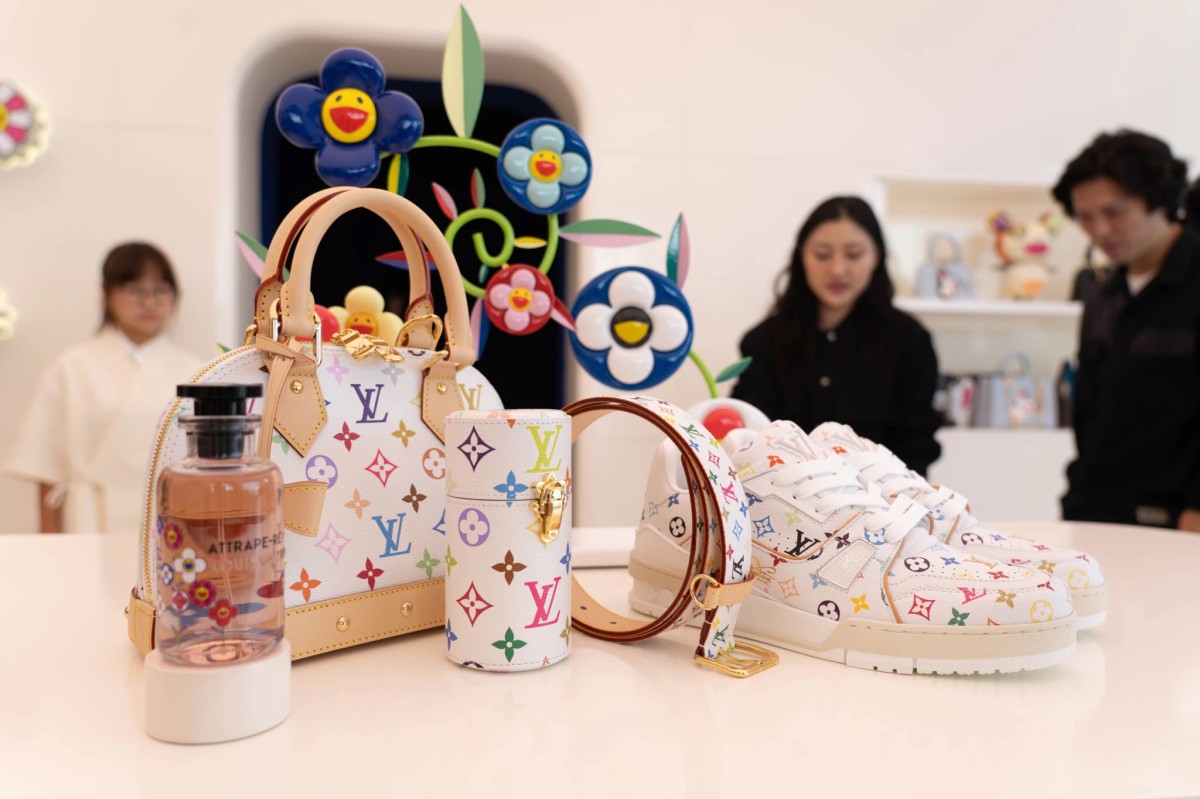 Louis Vuitton x Murakami 2025: Khi gã khổng lồ xa xỉ “vũ khí hóa” sự hoài niệm