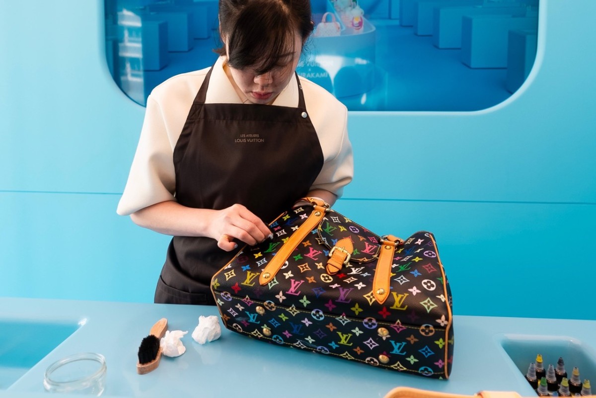 Louis Vuitton x Murakami 2025: Khi gã khổng lồ xa xỉ “vũ khí hóa” sự hoài niệm