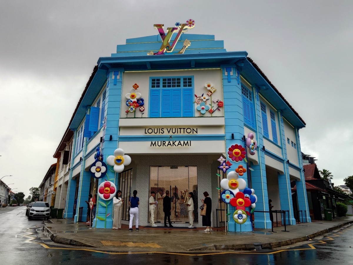 Louis Vuitton x Murakami 2025: Khi gã khổng lồ xa xỉ “vũ khí hóa” sự hoài niệm
