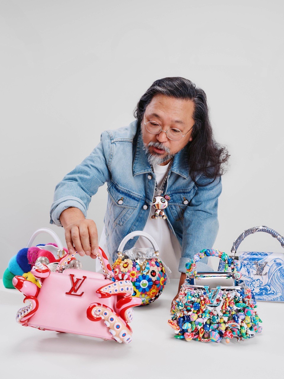 Louis Vuitton x Murakami 2025: Khi gã khổng lồ xa xỉ “vũ khí hóa” sự hoài niệm