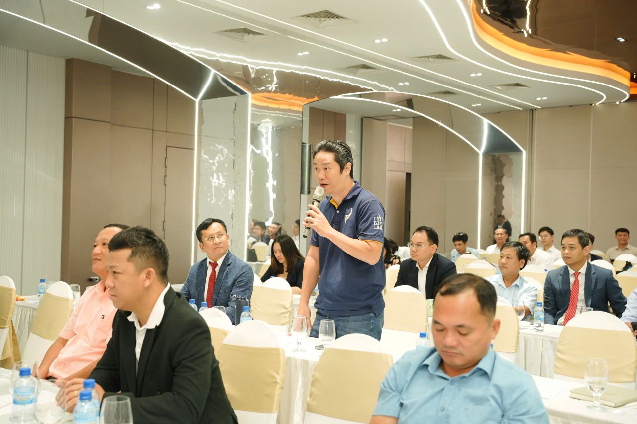 Khán giả đặt câu hỏi với các diễn giả