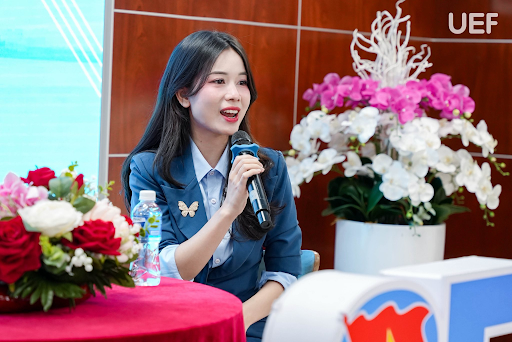 ThS. V&otilde; Thị Mỹ Duy&ecirc;n mang th&ocirc;ng điệp &ldquo;bản lĩnh - vươn m&igrave;nh&rdquo; đến sinh vi&ecirc;n UEF