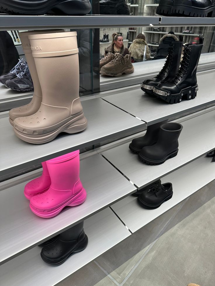 Brand Collab #8: Balenciaga x Crocs – Khi “thảm họa thời trang” lấn sân sang lĩnh vực xa xỉ