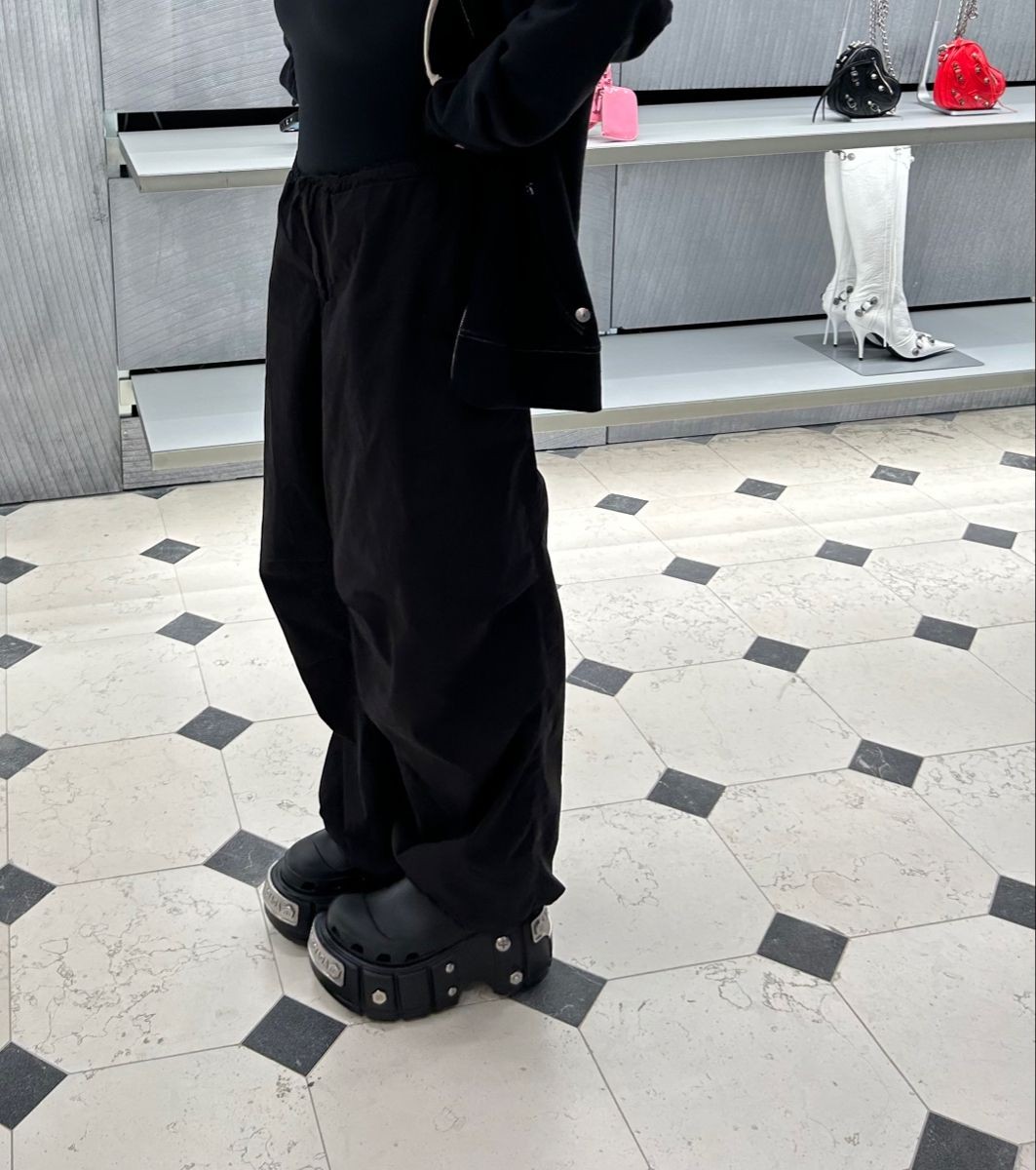 Brand Collab #8: Balenciaga x Crocs – Khi “thảm họa thời trang” lấn sân sang lĩnh vực xa xỉ