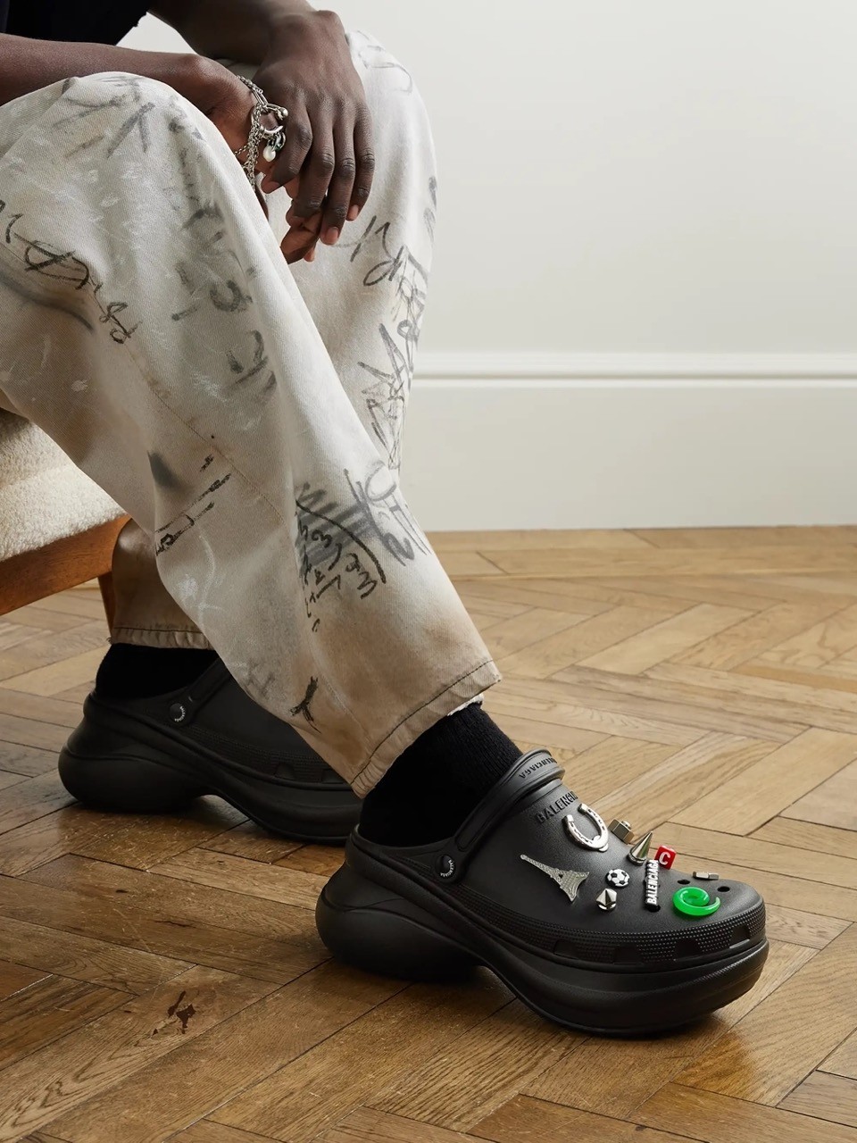 Brand Collab #8: Balenciaga x Crocs – Khi “thảm họa thời trang” lấn sân sang lĩnh vực xa xỉ