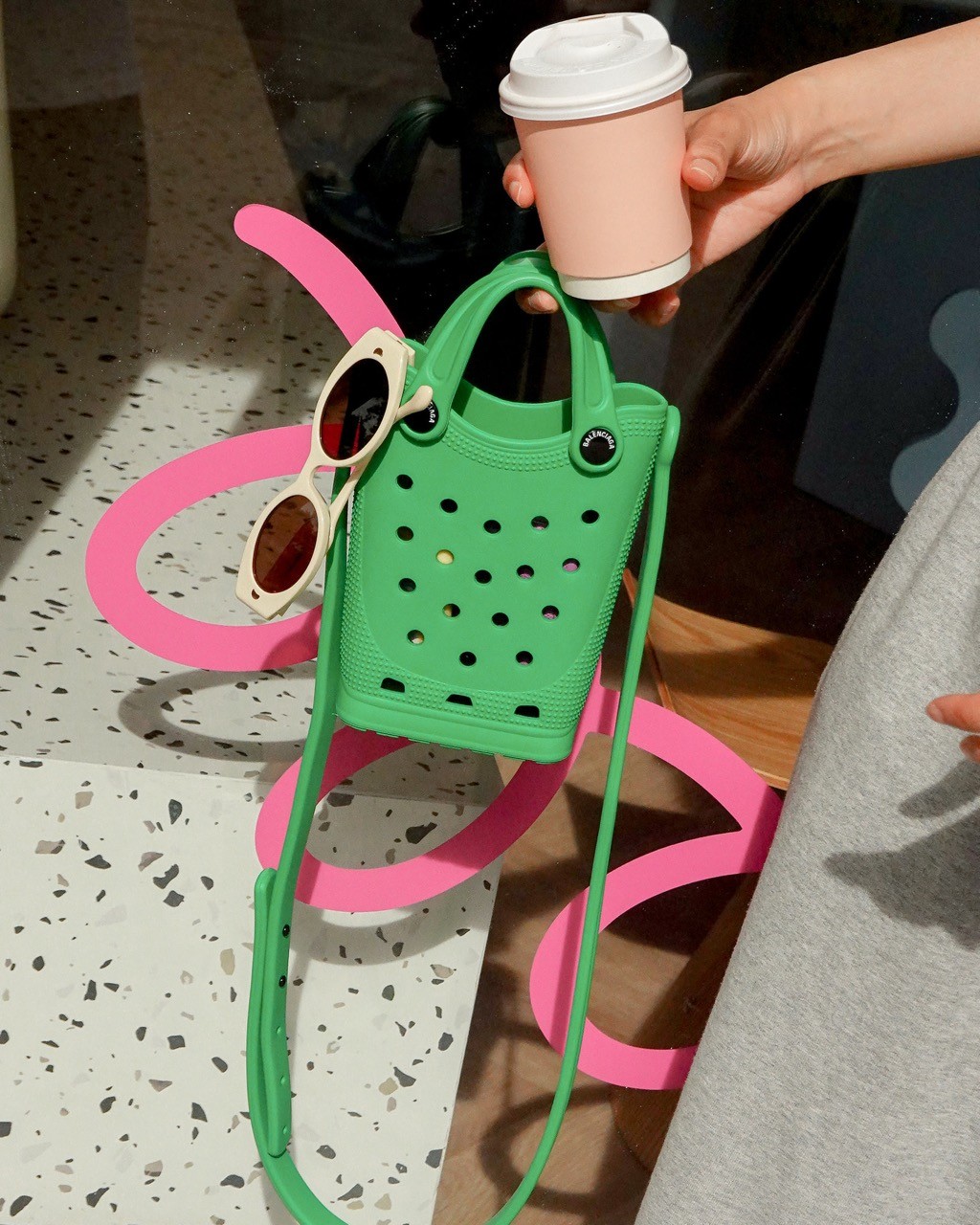 Brand Collab #8: Balenciaga x Crocs – Khi “thảm họa thời trang” lấn sân sang lĩnh vực xa xỉ
