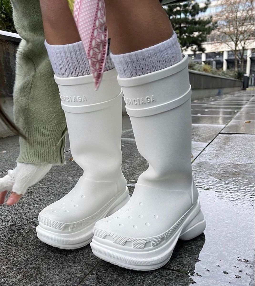 Brand Collab #8: Balenciaga x Crocs – Khi “thảm họa thời trang” lấn sân sang lĩnh vực xa xỉ