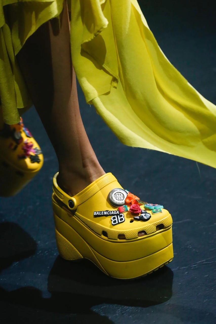 Brand Collab #8: Balenciaga x Crocs – Khi “thảm họa thời trang” lấn sân sang lĩnh vực xa xỉ
