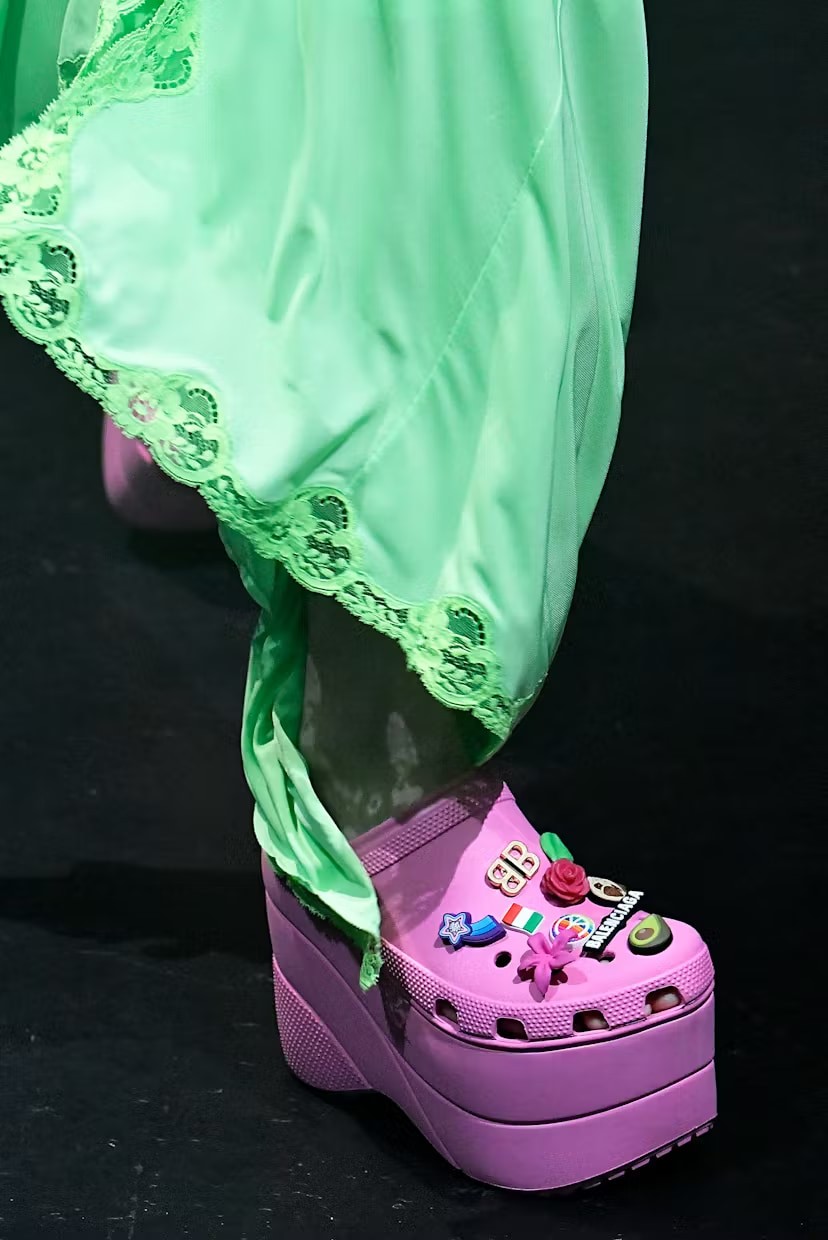 Brand Collab #8: Balenciaga x Crocs – Khi “thảm họa thời trang” lấn sân sang lĩnh vực xa xỉ