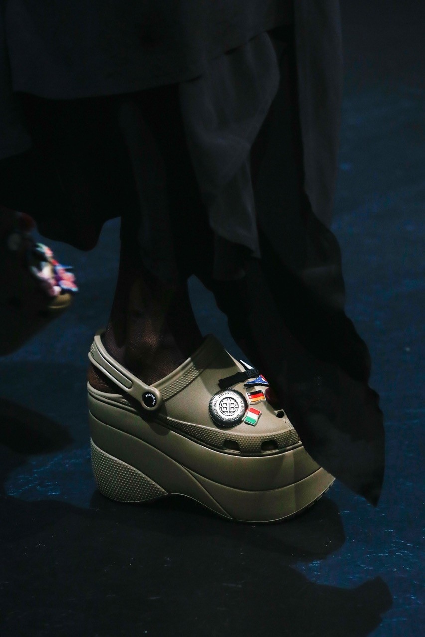 Brand Collab #8: Balenciaga x Crocs – Khi “thảm họa thời trang” lấn sân sang lĩnh vực xa xỉ