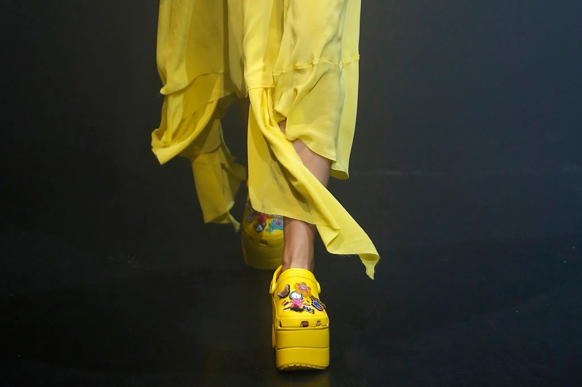 Brand Collab #8: Balenciaga x Crocs – Khi “thảm họa thời trang” lấn sân sang lĩnh vực xa xỉ