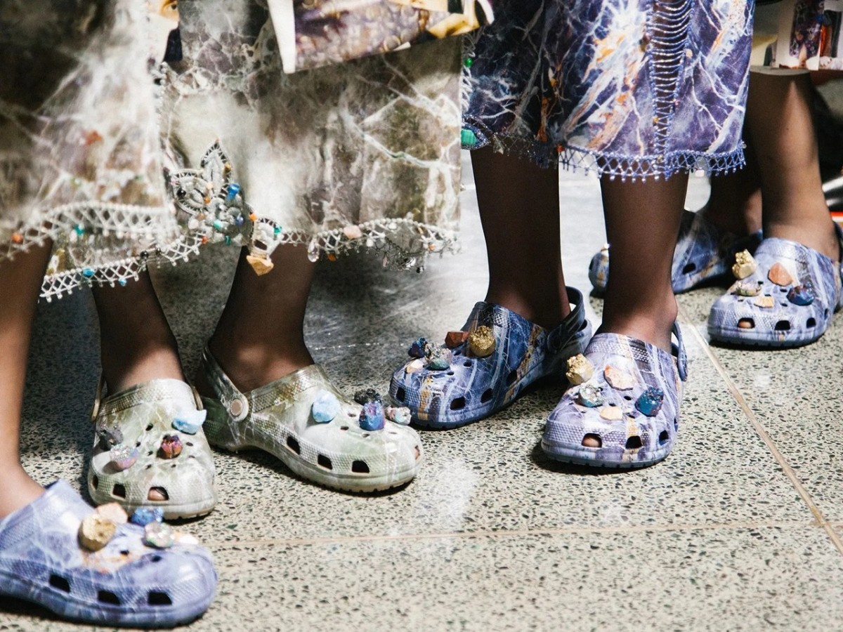 Brand Collab #8: Balenciaga x Crocs – Khi “thảm họa thời trang” lấn sân sang lĩnh vực xa xỉ