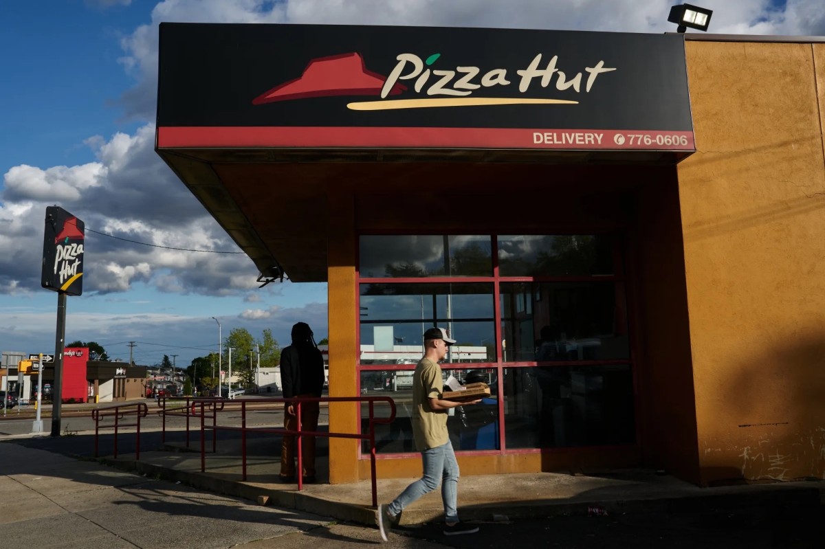 Brand Updates W22/2026: Yum! Brands đàm phán bán chuỗi Pizza Hut, Hãng phim của Vingroup bổ nhiệm JVevermind làm CEO